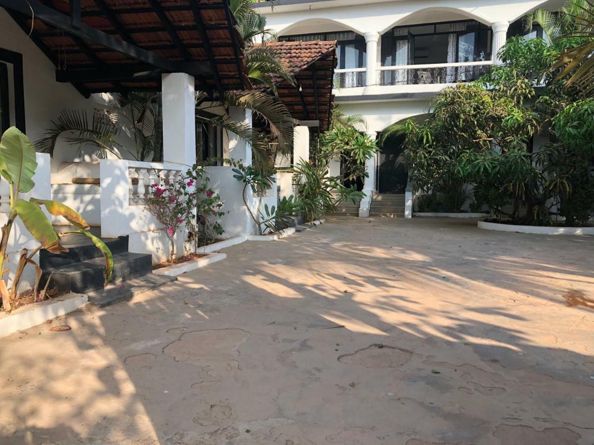 Hotel God'S Gift Morjim Exterior foto